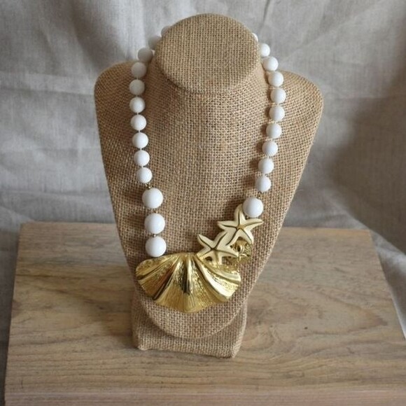 Vintage Statement Necklace with Beautiful Gold Plate Enamel Seashell Starfish - Picture 2 of 4